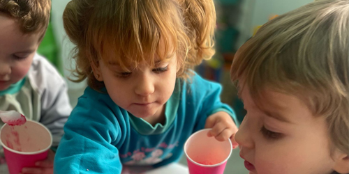 Ilustración de micro con notas musicales