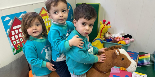 Ilustración de cascos para escuchar música y vinilos